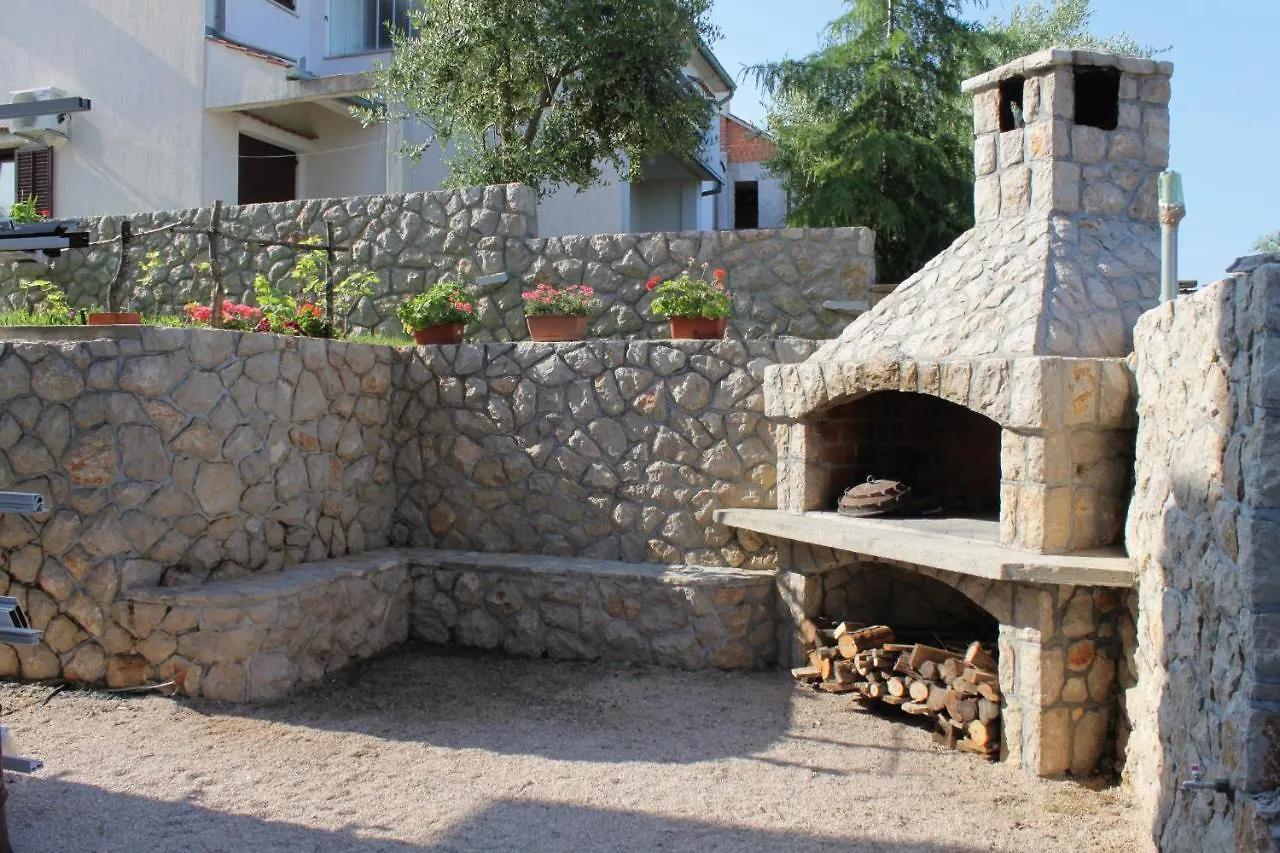 Apartment Njivice 5458E